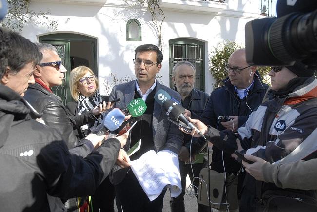 Cuenca atiende a los periodistas a las puertas de la Huerta de San Vicente.