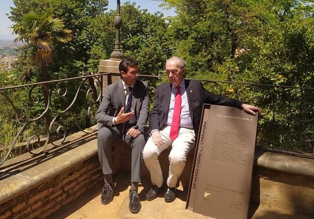 Los dos Cuenca, Francisco y Luis Alberto, junto a la placa con uno de sus poemas. 