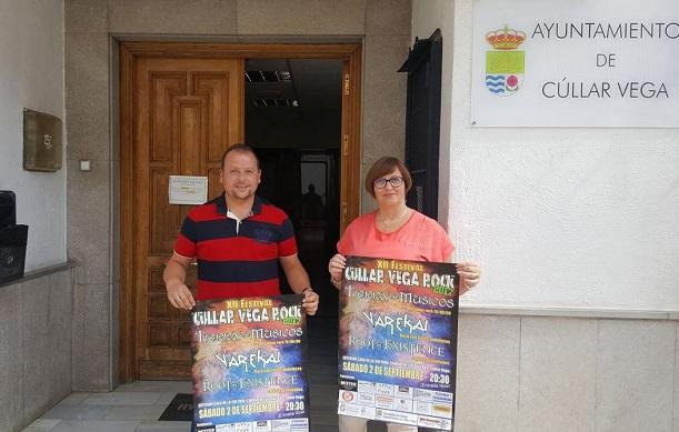 El alcalde y la concejal de Cultura, con el cartel del festival El alcalde y la concejal de Cultura, con el cartel del festival.