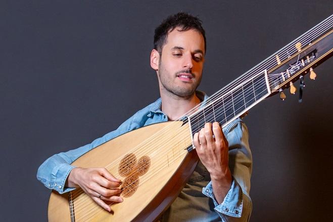 Daniel Zapico con uno de los instrumentos de su repertorio.