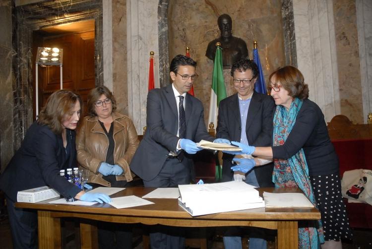 El alcalde ha hecho entrega de los documentos al director de la Alhambra los documentos.