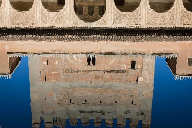 Torre de Comares, reflejada en la alberca del patio. 