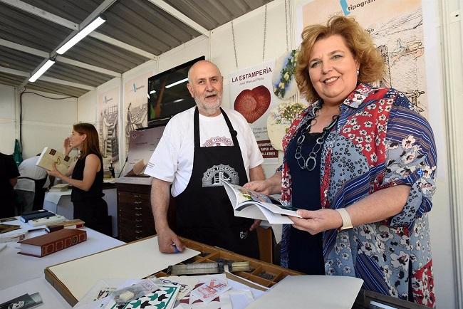 La diputada provincial de Cultura y Memoria Histórica de Granada, Fátima Gómez, visita la caseta de Publicaciones de la Feria del Libro de Granada. 