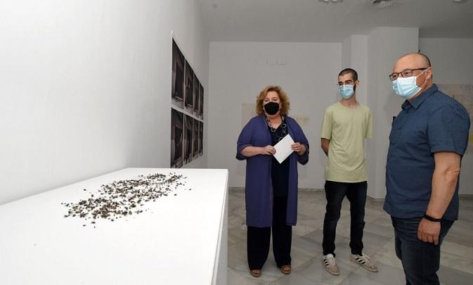 La diputada provincial Fátima Gómez, junto a una obra artistica.
