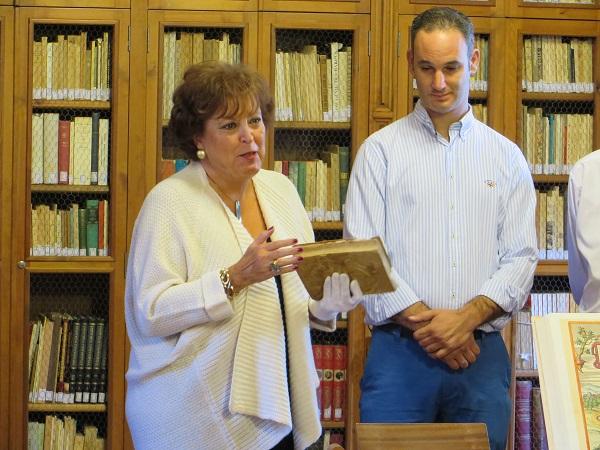 Carmen Zea, jefa del servicio de Biblioteca, agradeció la donación.