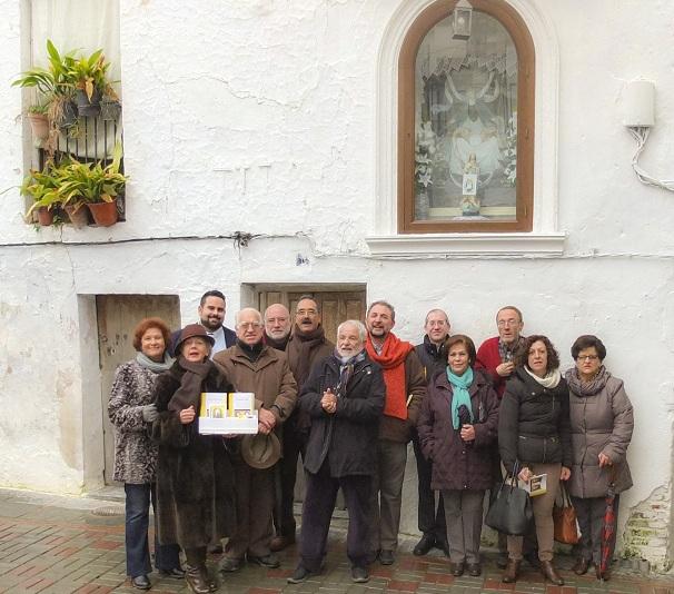 Organizadores de Patrimonio de Lanjarón, junto a la hornacina de la Virgen de las Angustias.