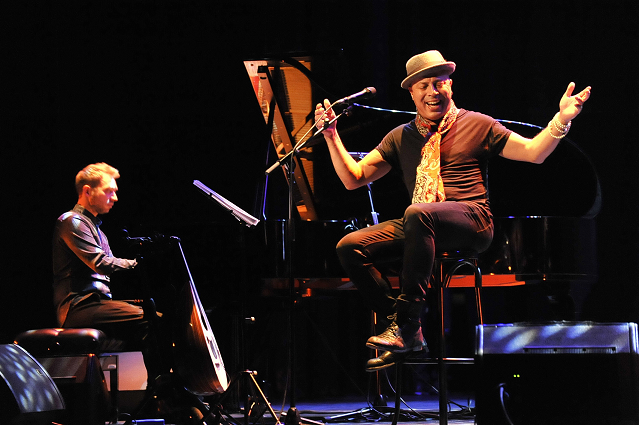 Dhafer Youssef, emocionó en un abarrotado Teatro.