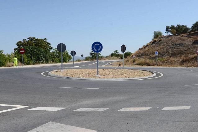 Nueva rotonda que mejora el acceso a la Villa Romana de Salar. 