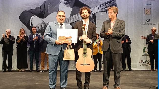 El alcalde de Almuñécar entrega el primer premio a Álvaro Toscano Román.