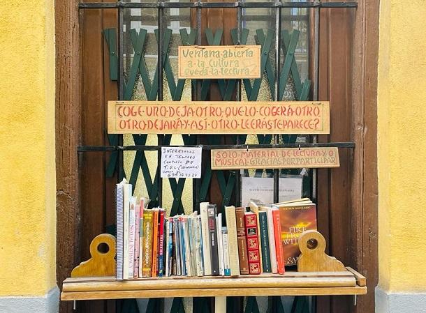 Una pequeña librería en una ventana de la calle Molinos.