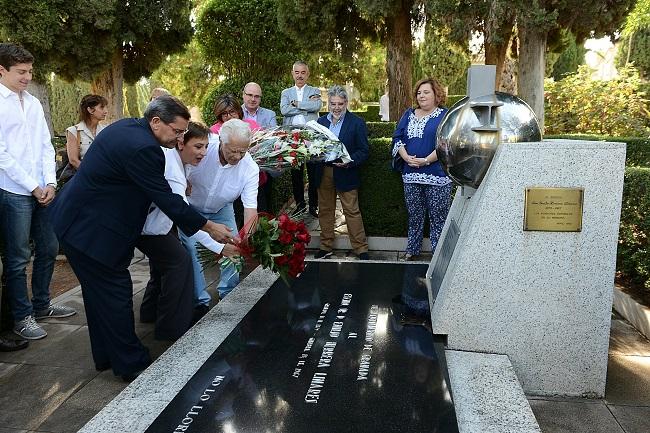 Homenaje sobre la tumba de Emilio Herrera.