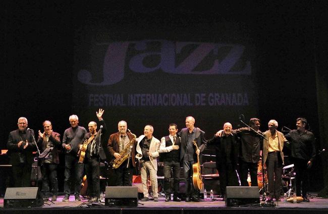 Los músicos saludan al público al finalizar el concierto.