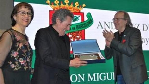 Miguel Ríos con Joan Manuel Serrat al recibir el premio.