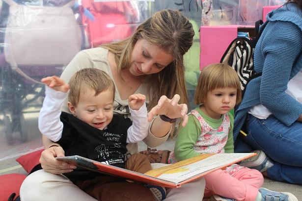 Los más pequeños disfrutaron de la lectura junto a la Fuente de las Batallas.