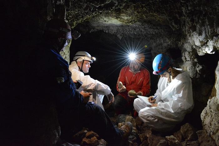 Investigadores, en la Cueva de Malalmuerzo.