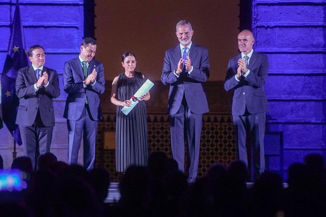 El Rey Felipe VI ha entregado en el acto de clausura del V Centenario de la circunnavegación en el Alcázar el primer Giraldillo Internacional a Eva Yerbabuena en el marco de la Bienal de Flamenco, que arranca este jueves.