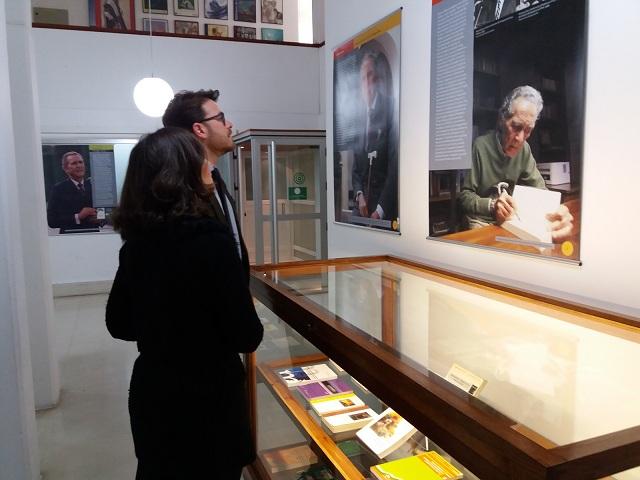 El delegado de Cultura recorre la exposición sobre Gala. 