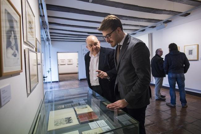 El delegado de Cultura con el comisario de la exposición.