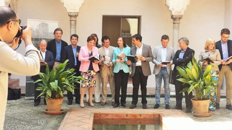 La consejera y el alcalde, con otras autoridades, en la inauguración de la exposición sobre los cármenes del Darro.