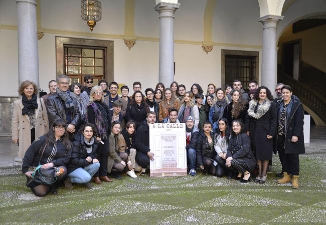 Foto de familia, en el patio del Ayuntamiento de Granada, tras la presentación de la muestra.