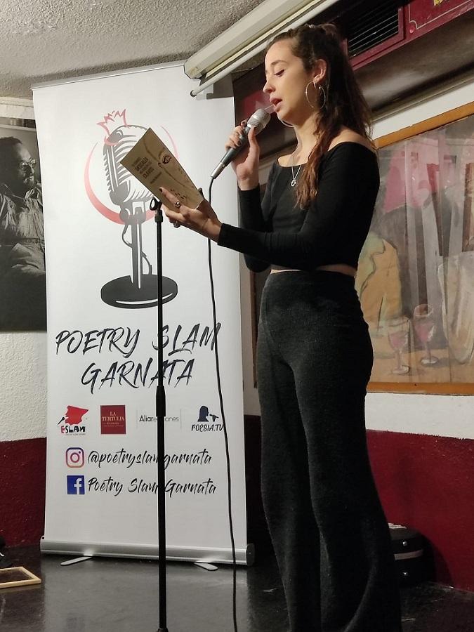 Marta Belmonte, durante uno de sus recitales poéticos en La Tertulia.