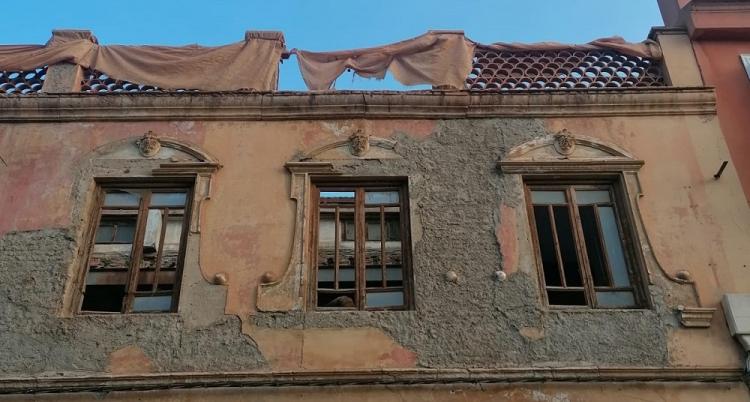 Detalle de la fachada de la antigua fábrica de harinas de la calle Barradas, en Guadix.