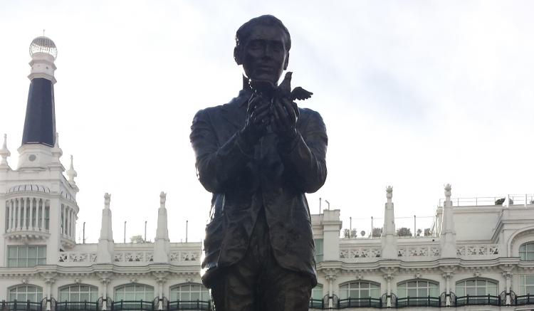 Estatua de Federico García Lorca en la plaza de Santa Ana, en Madrid. 