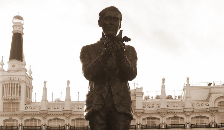 Estatua de Federico García Lorca en la Plaza de Santa Ana de Madrid, ante el Teatro Español.