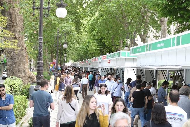 Ambiente en la Feria del Libro de Granada.