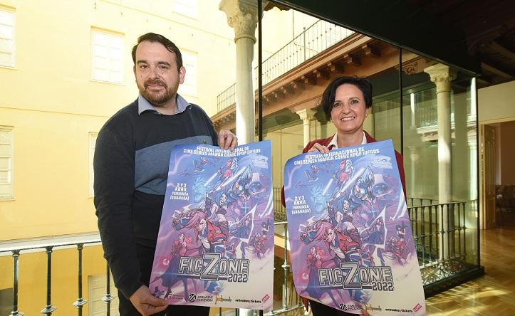 Mercedes Garzón y Nacho Cabrero, con el cartel de Ficzone. 