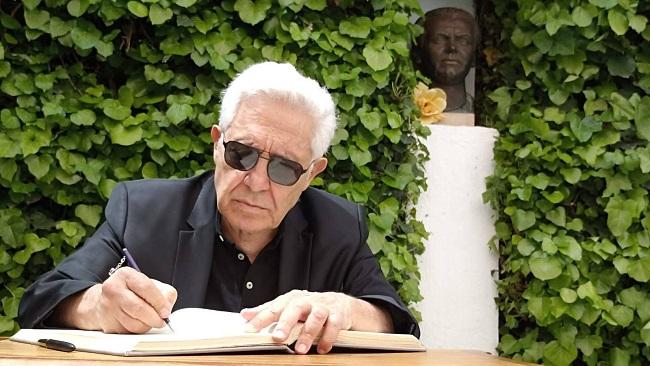 El poeta turco firma en el libro de honor de la casa natal de Federico en Fuente Vaqueros.
