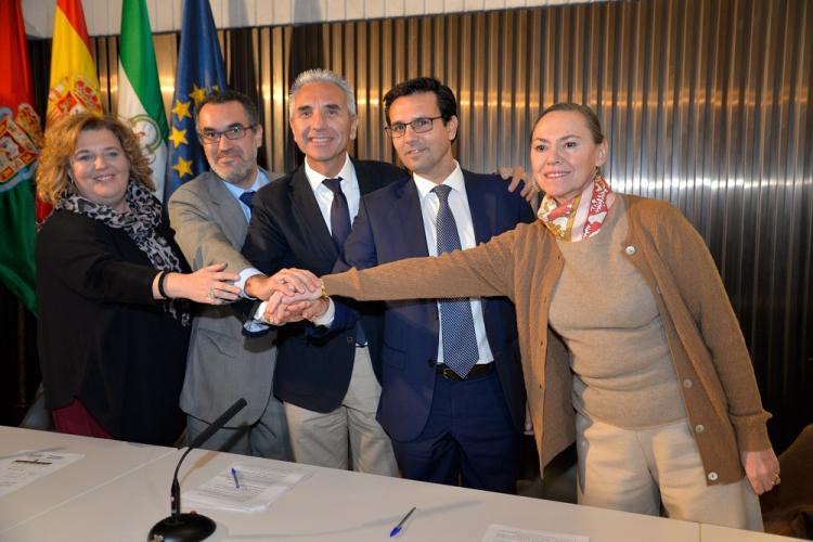 Laura García Lorca celebra con el alcalde de Granada, el consejero de Cultura, el representante del Ministerio y la diputada provincial la firma del acuerdo.