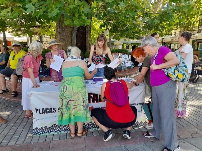 Imagen de una recogida de firmas en la Fuente de las Batallas. 