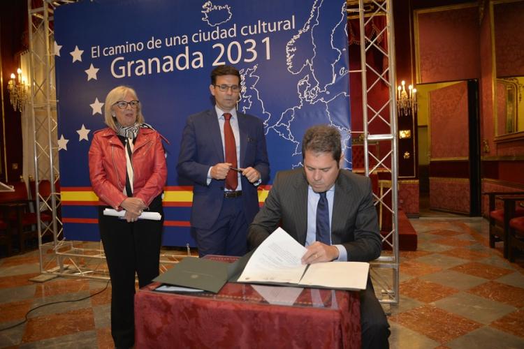 Gerardo Cuerva firma los convenios de colaboración en presencia del alcalde y la concejala de Cultura.