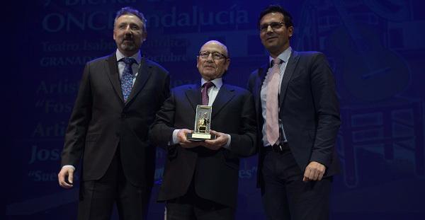 Fosforito flanqueado por el delegado de la ONCE y el alcalde de Granada. Fosforito flanqueado por el delegado de la ONCE y el alcalde de Granada.