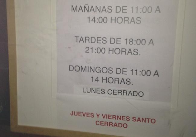 Cartel advirtiendo del cierre del Centro Lorca el Jueves y el Viernes Santo.