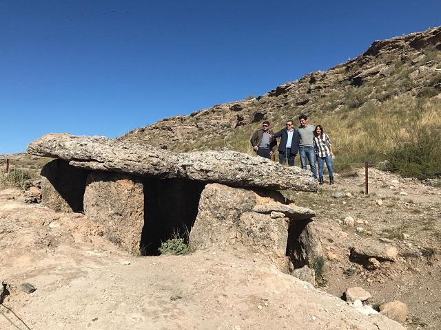 Visita de los parlamentarios socialistas al conjunto megalítico de Gorafe.