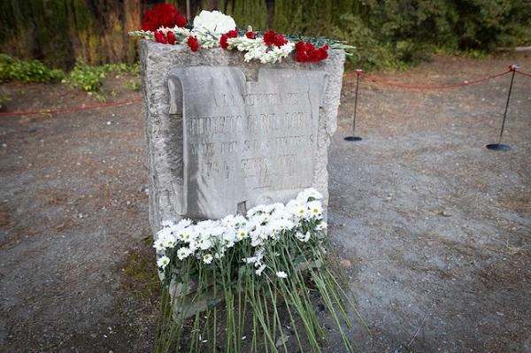 Monolito en recuerdo a Lorca en Alfacar, con la ofrenda floral del pasado 18 de agosto, en el 90 aniversario de su asesinato.
