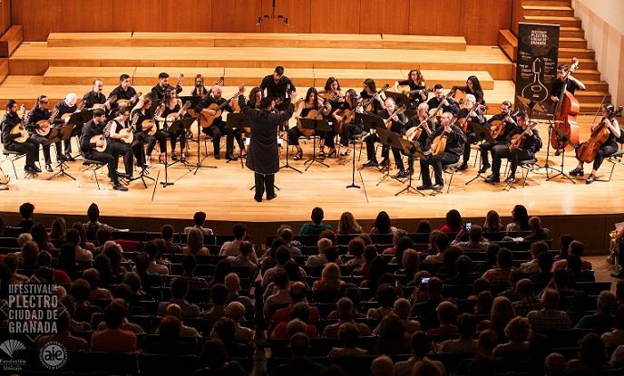 La Orquesta de Plectro Torre del Alfiler de Vegas del Genil cerrará el festival. 