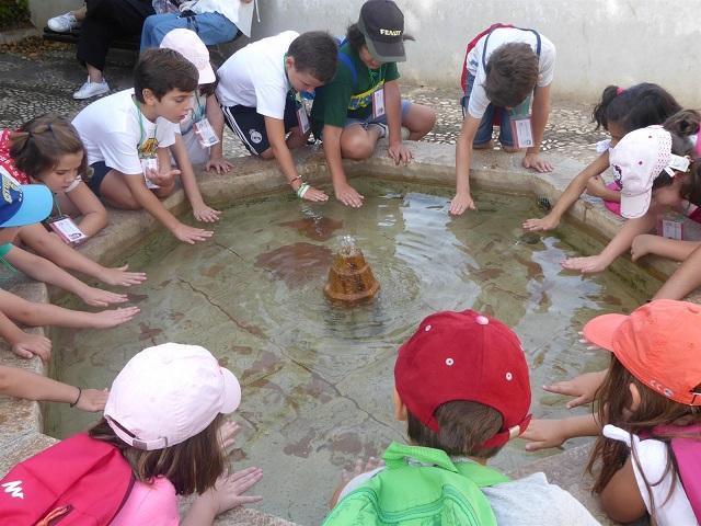 Escolares en una de las fuentes del monumento.