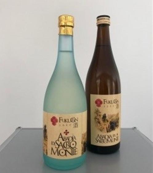 Botellas de sake con el nombre de Abadía del Sacromonte.