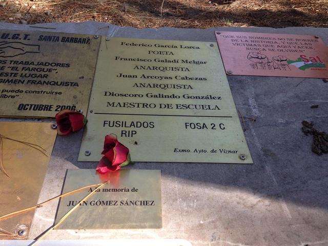 Placas de homenaje a Lorca y otros fusilados en el Barranco de Víznar. 