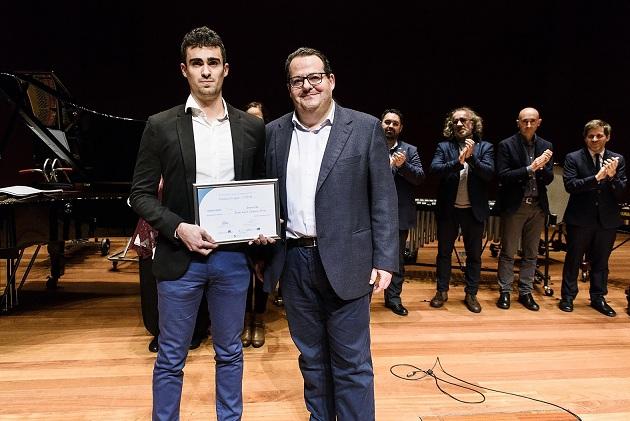 José Luis Valdivia recibe su premio.