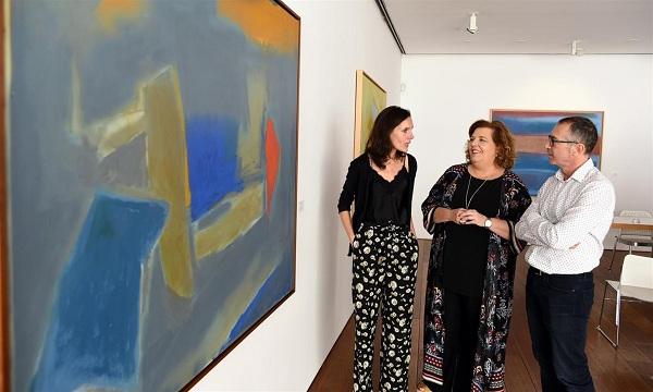 Ana Doldán, Fátima Báñez y Paco Baena, junto a una de las obras de la muestra.