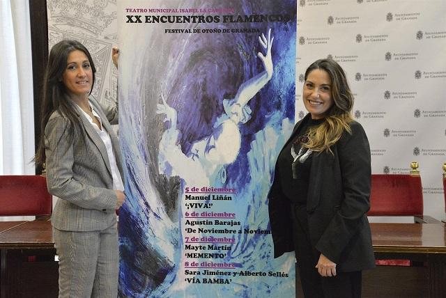 Lucía Garrido (dcha.) y Marian González, junto al cartel del festival. 