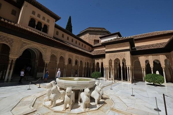 Patio de los Leones de la Alhambra. 