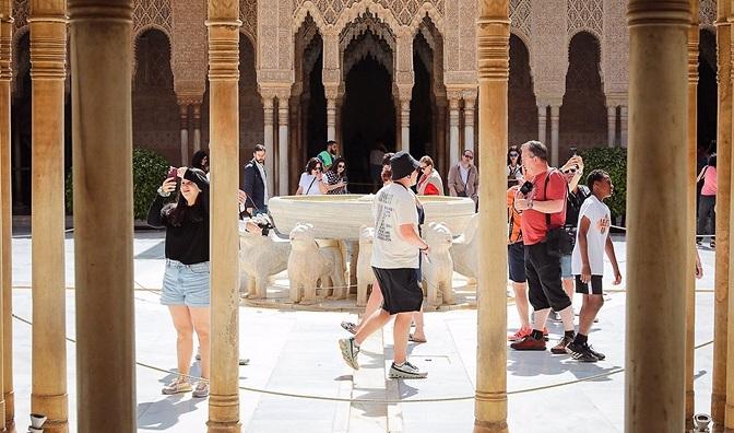 Turistas recorren el Patio de los Leones de la Alhambra.