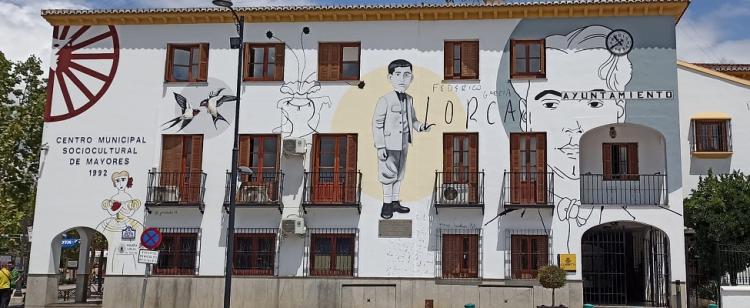 Fachada del Ayuntamiento de Fuente Vaqueros con el mural lorquiano.