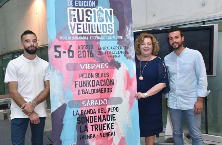 La diputada de Cultura, junto a los representantes de Moclín.