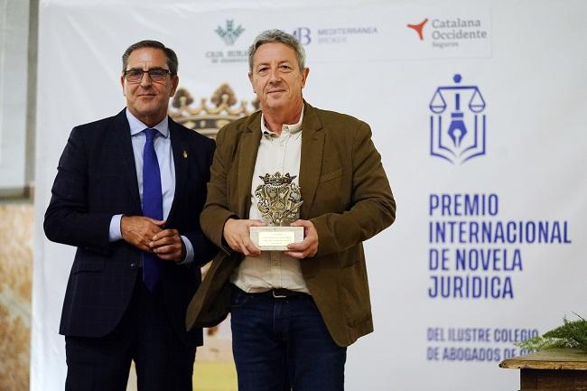 El ganador, con el decano del Colegio de Abogados de Granada. 